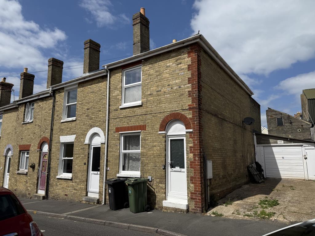 Lot: 38 - TWO-BEDROOM END-TERRACE HOUSE FOR INVESTMENT - End-terrace house